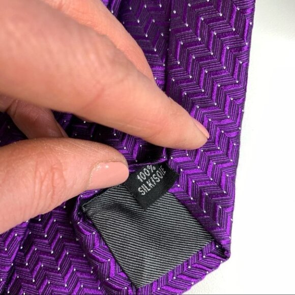 J.P. Tilford Men's 100% Silk Purple  Geometric Tie - Picture 4 of 7